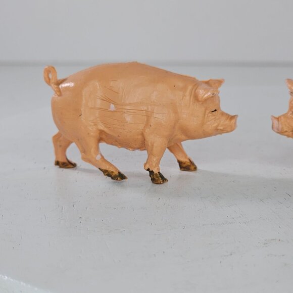 Vintage Plastic Pig Figurines Set Of 2 Farm Animal Miniatures Toy Collectibles - Picture 3 of 9